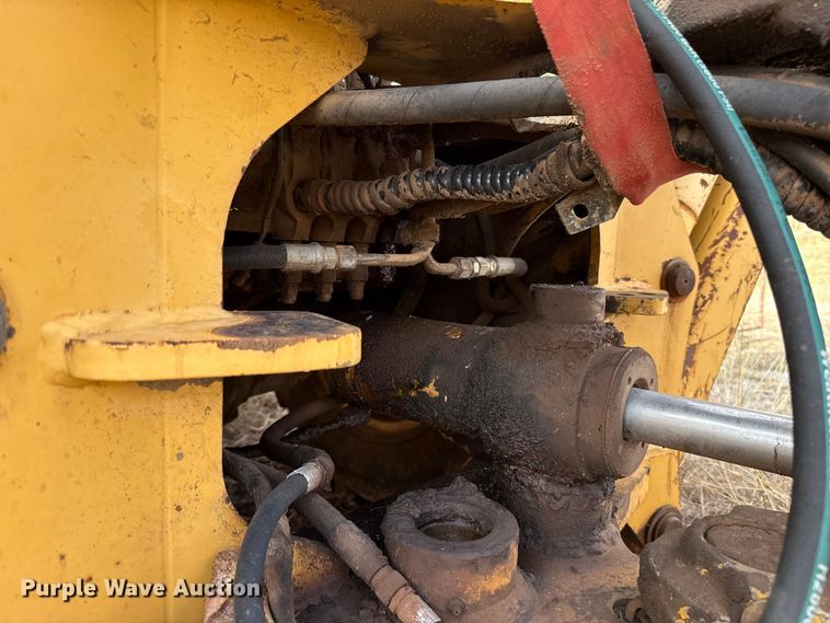 image for item ES5652 1997 New Holland 555E backhoe