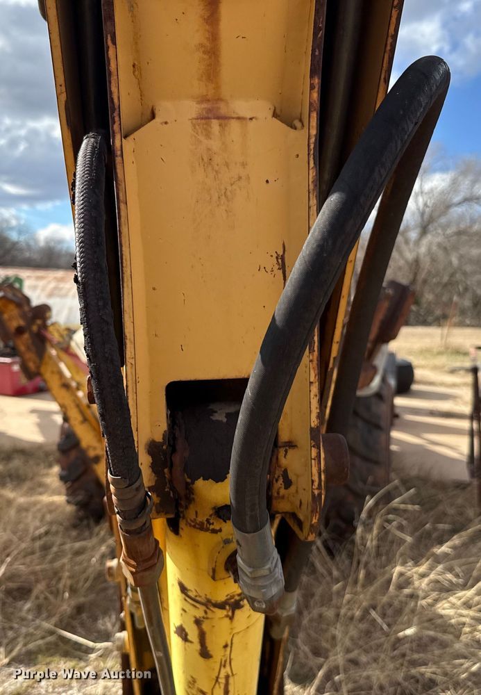 image for item ES5652 1997 New Holland 555E backhoe