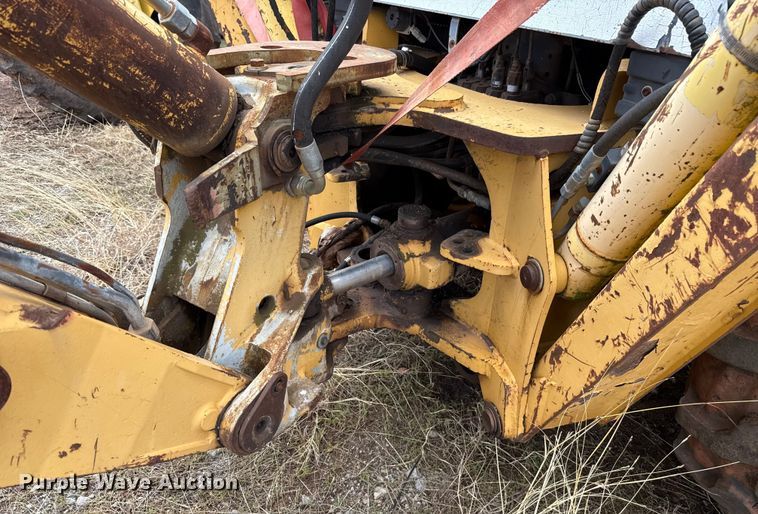 image for item ES5652 1997 New Holland 555E backhoe