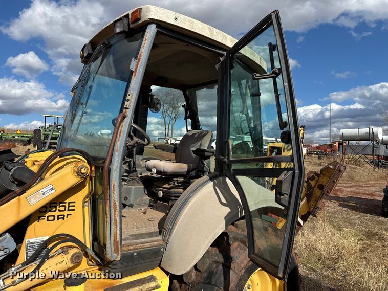 image for item ES5652 1997 New Holland 555E backhoe