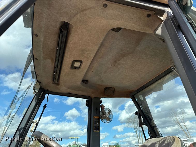 image for item ES5652 1997 New Holland 555E backhoe