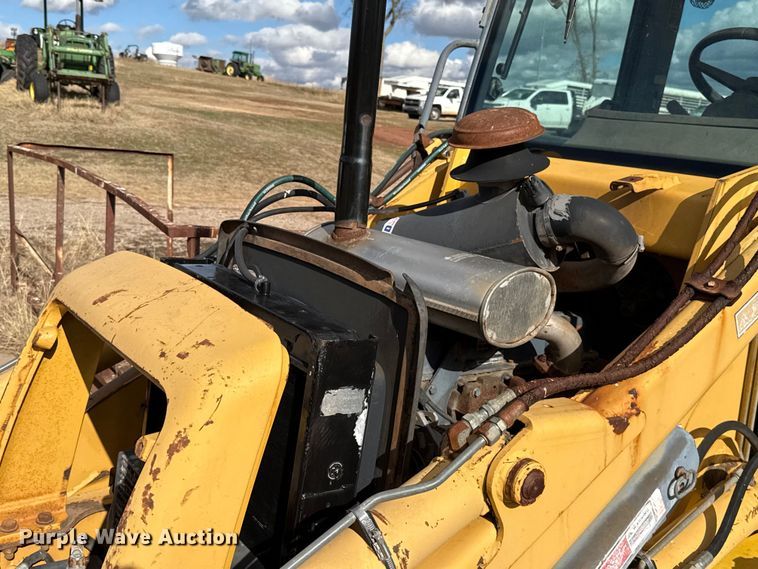 image for item ES5652 1997 New Holland 555E backhoe