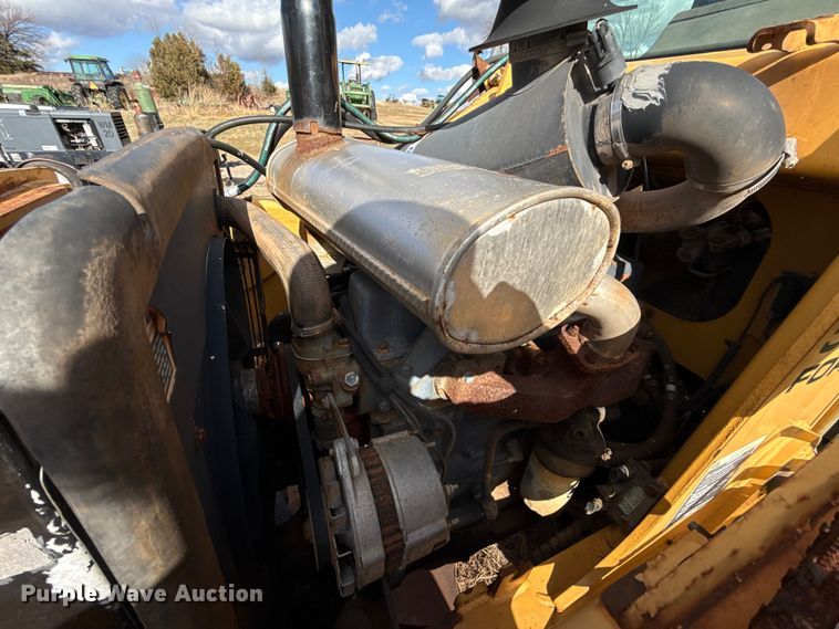 image for item ES5652 1997 New Holland 555E backhoe