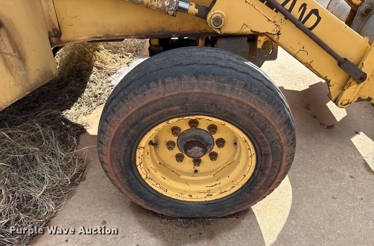 image for item ES5652 1997 New Holland 555E backhoe