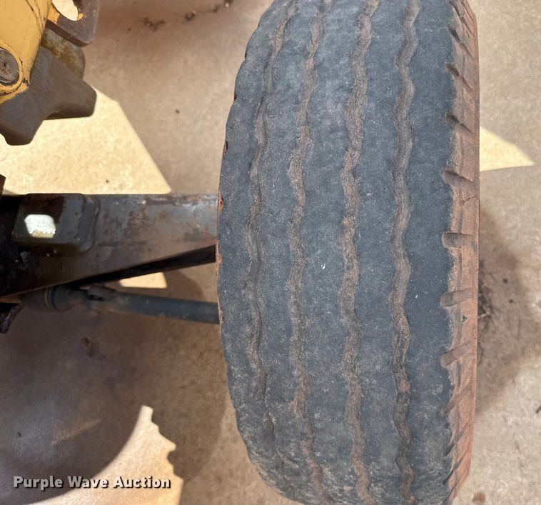 image for item ES5652 1997 New Holland 555E backhoe