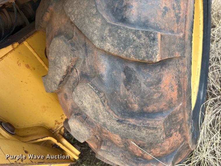 image for item ES5652 1997 New Holland 555E backhoe