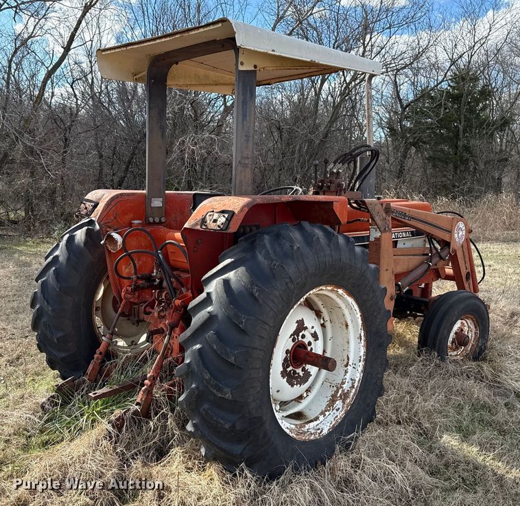 image for item ES5653 International 684 tractor