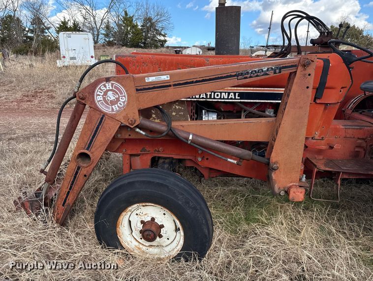 image for item ES5653 International 684 tractor