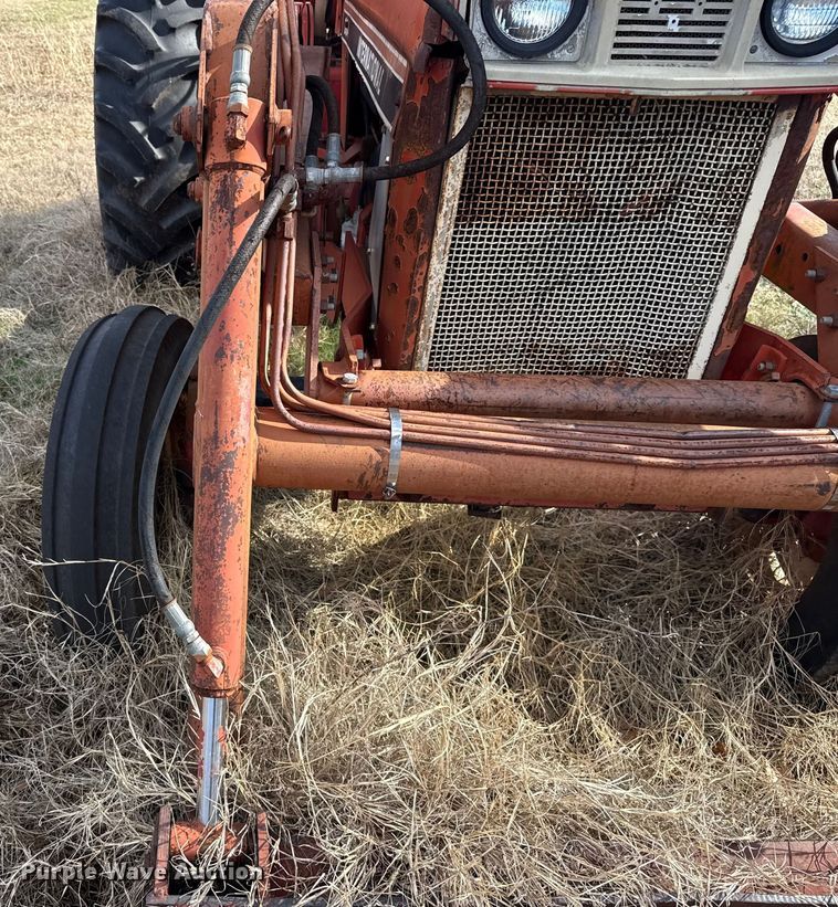 image for item ES5653 International 684 tractor