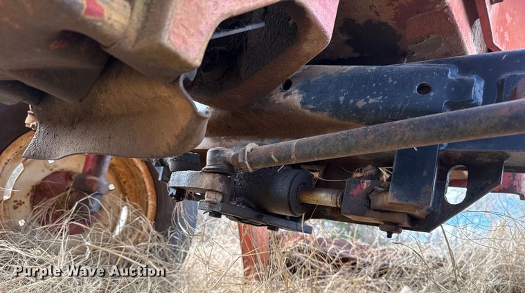 image for item ES5653 International 684 tractor