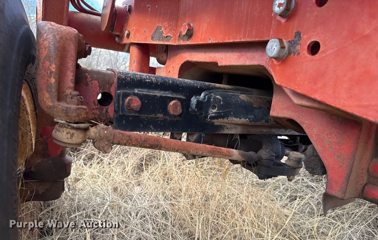 image for item ES5653 International 684 tractor