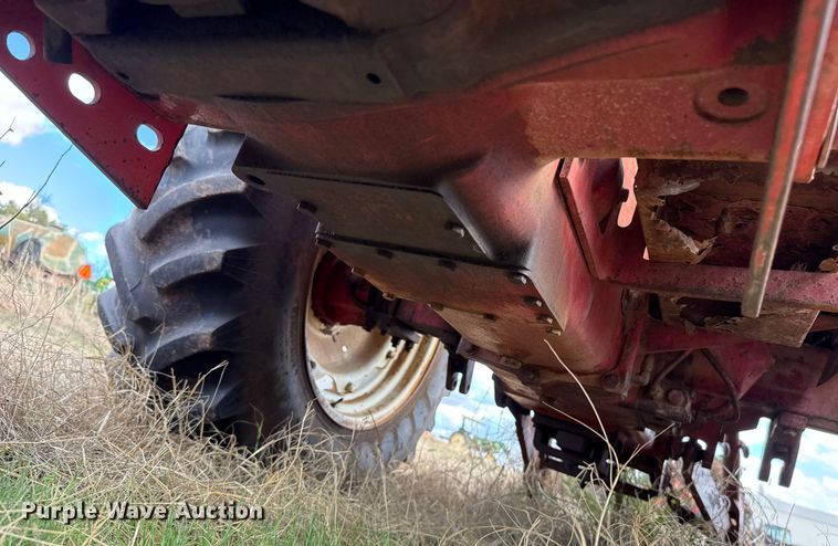 image for item ES5653 International 684 tractor