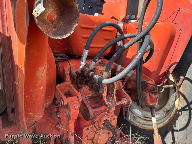 image for item ES5653 International 684 tractor