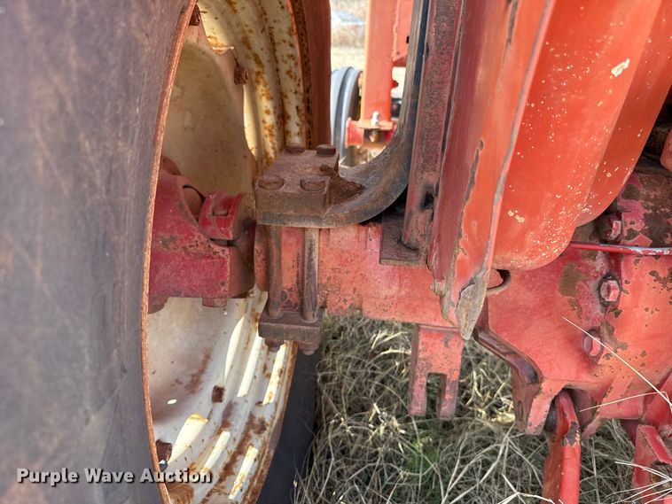 image for item ES5653 International 684 tractor