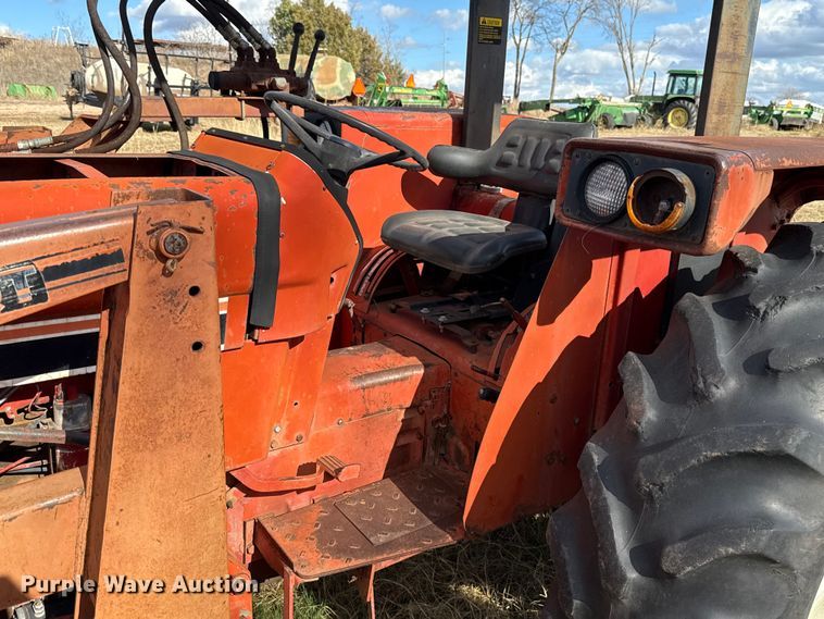 image for item ES5653 International 684 tractor