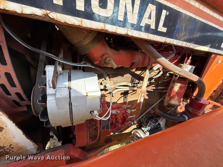 image for item ES5653 International 684 tractor