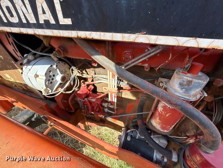 image for item ES5653 International 684 tractor