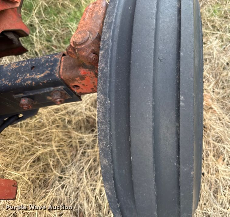 image for item ES5653 International 684 tractor