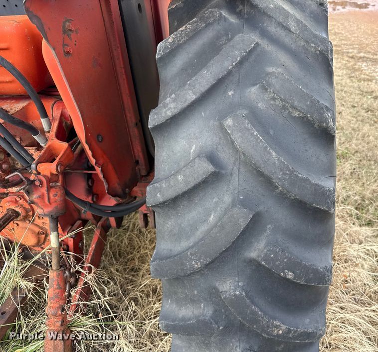 image for item ES5653 International 684 tractor