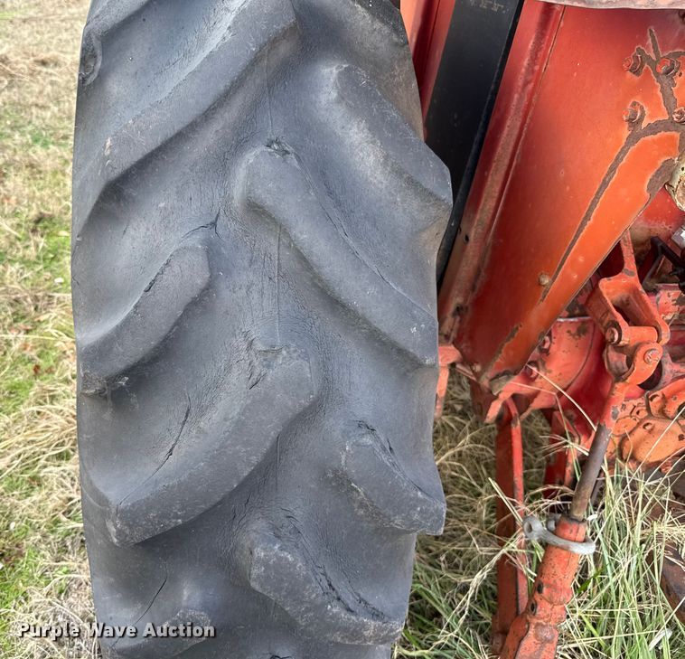 image for item ES5653 International 684 tractor