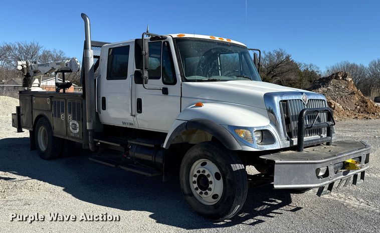 image for item ES5673 2005 International 7300 Crew Cab flatbed truck