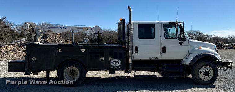 image for item ES5673 2005 International 7300 Crew Cab flatbed truck