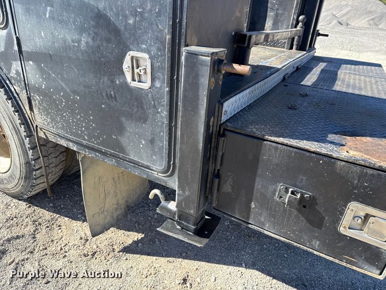 image for item ES5673 2005 International 7300 Crew Cab flatbed truck