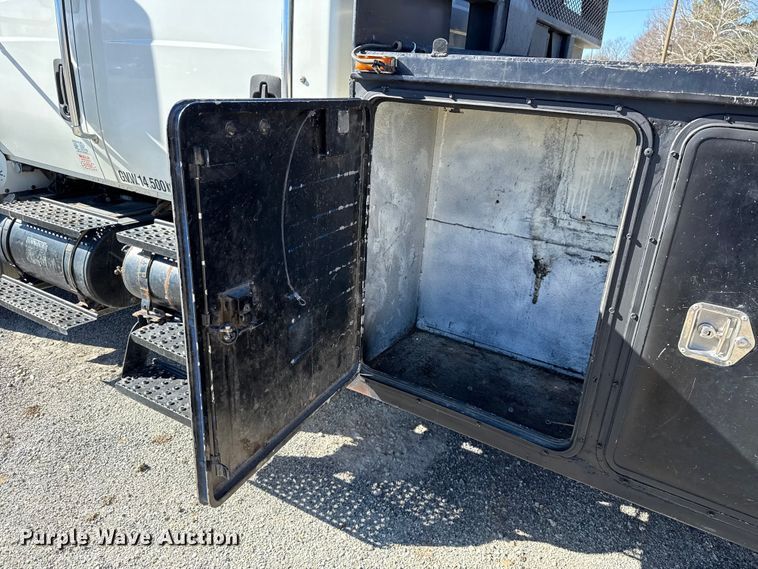 image for item ES5673 2005 International 7300 Crew Cab flatbed truck