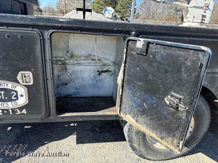 image for item ES5673 2005 International 7300 Crew Cab flatbed truck