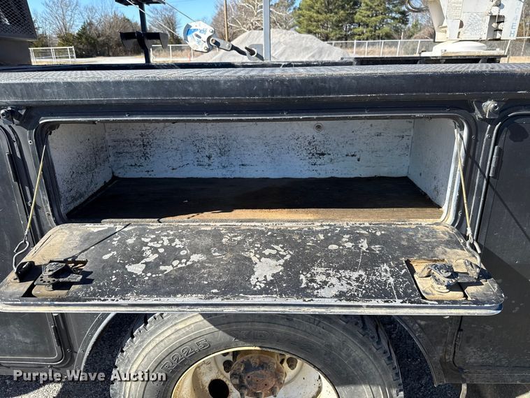 image for item ES5673 2005 International 7300 Crew Cab flatbed truck