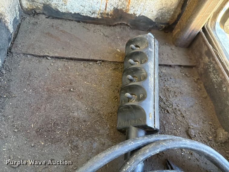 image for item ES5673 2005 International 7300 Crew Cab flatbed truck