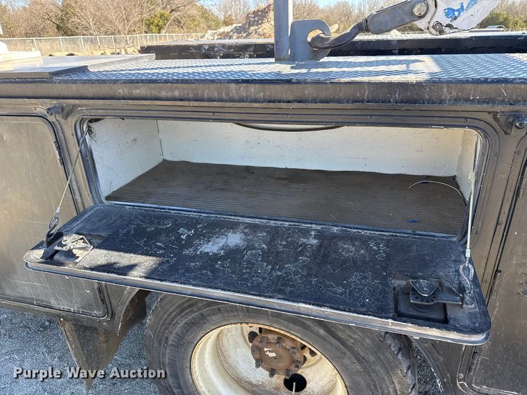 image for item ES5673 2005 International 7300 Crew Cab flatbed truck