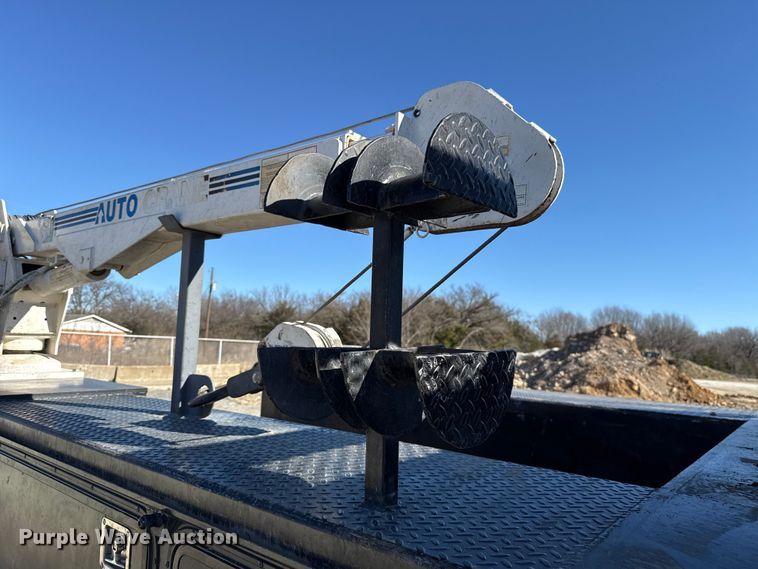 image for item ES5673 2005 International 7300 Crew Cab flatbed truck