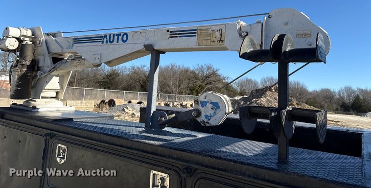 image for item ES5673 2005 International 7300 Crew Cab flatbed truck