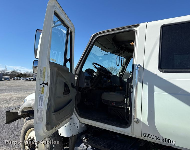 image for item ES5673 2005 International 7300 Crew Cab flatbed truck