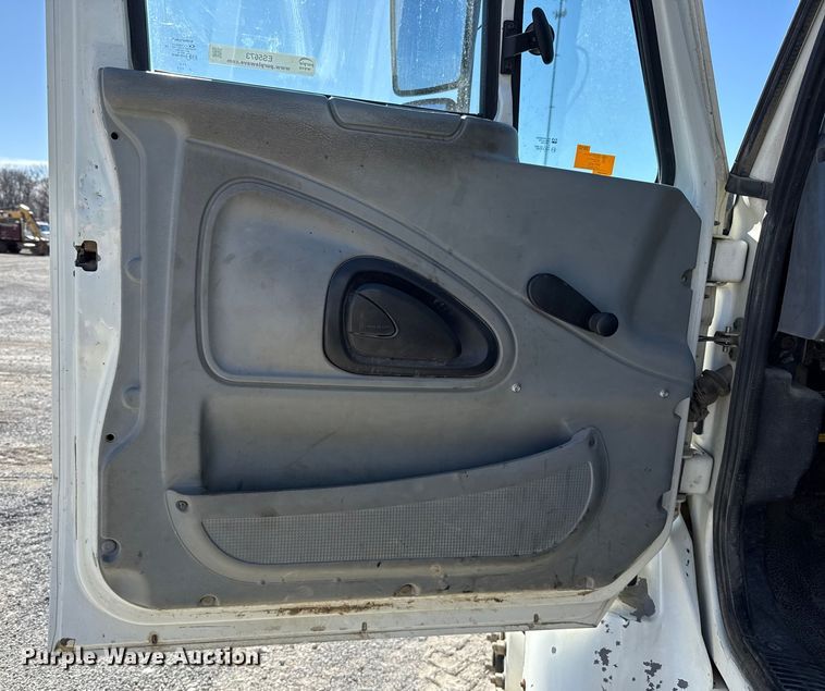 image for item ES5673 2005 International 7300 Crew Cab flatbed truck