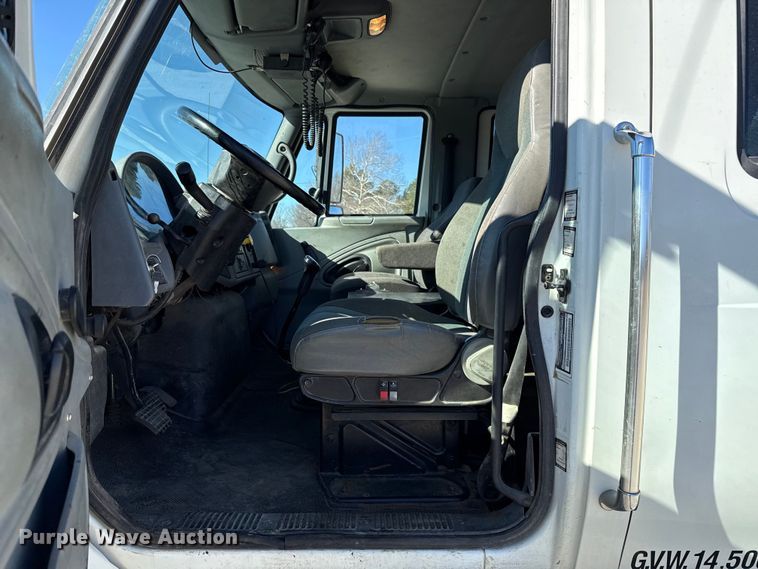 image for item ES5673 2005 International 7300 Crew Cab flatbed truck