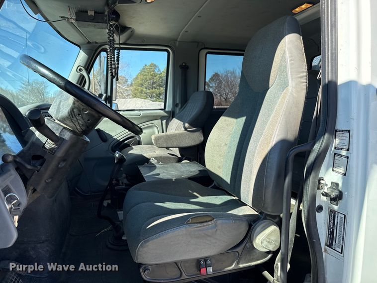 image for item ES5673 2005 International 7300 Crew Cab flatbed truck