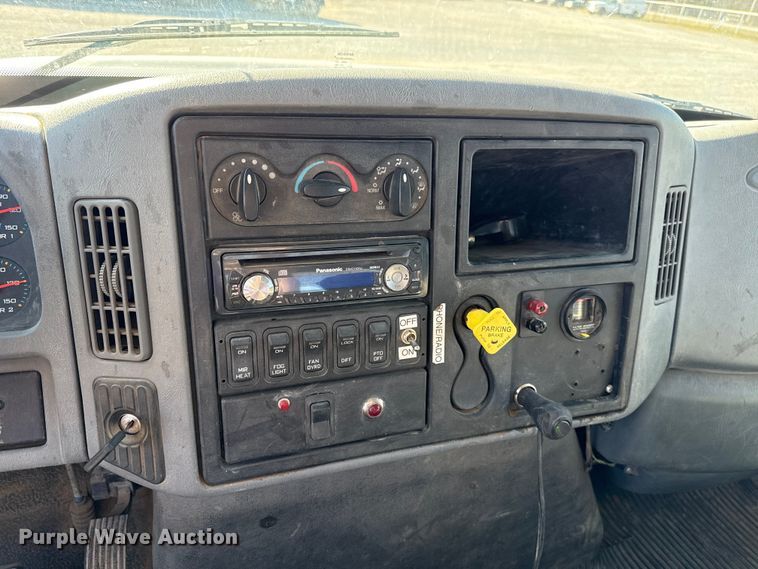 image for item ES5673 2005 International 7300 Crew Cab flatbed truck