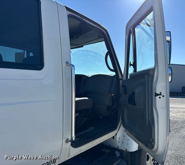 image for item ES5673 2005 International 7300 Crew Cab flatbed truck