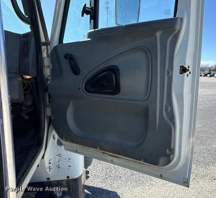 image for item ES5673 2005 International 7300 Crew Cab flatbed truck