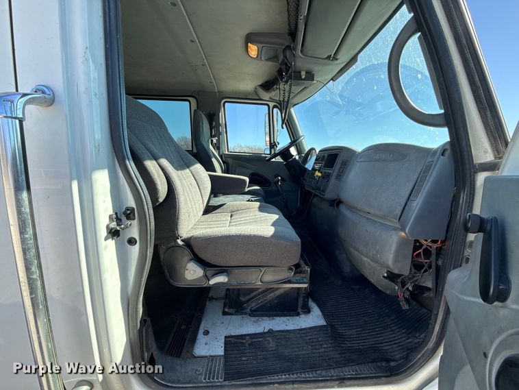 image for item ES5673 2005 International 7300 Crew Cab flatbed truck