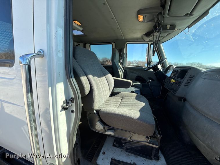 image for item ES5673 2005 International 7300 Crew Cab flatbed truck