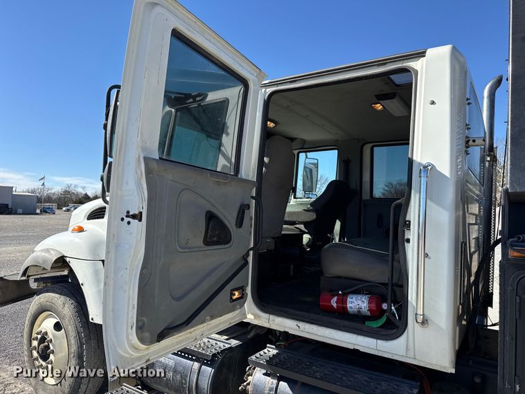 image for item ES5673 2005 International 7300 Crew Cab flatbed truck