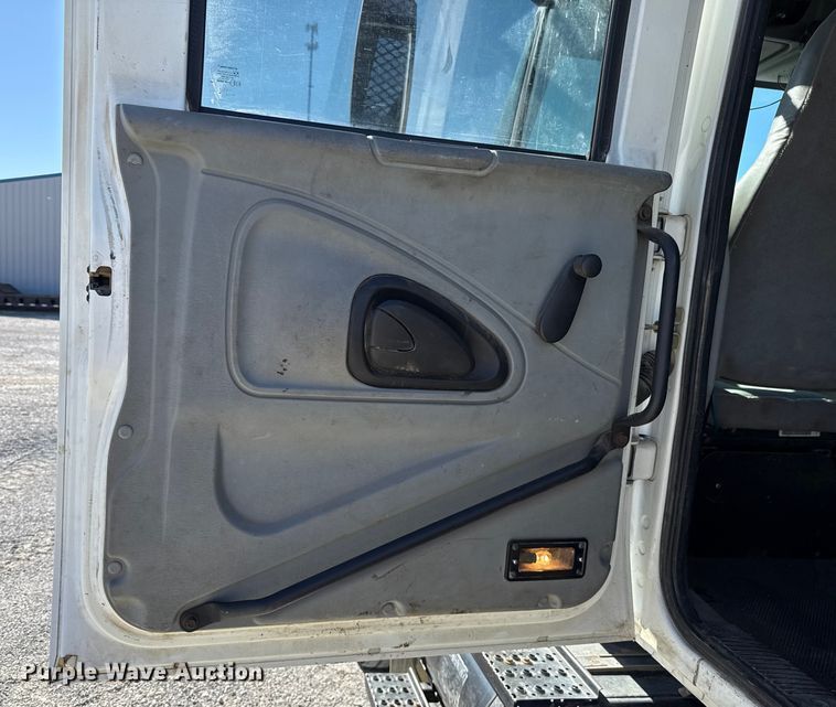 image for item ES5673 2005 International 7300 Crew Cab flatbed truck