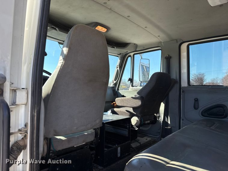 image for item ES5673 2005 International 7300 Crew Cab flatbed truck