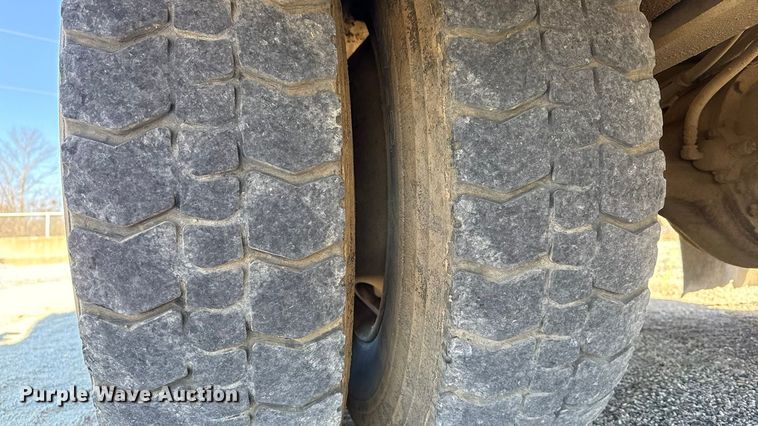 image for item ES5673 2005 International 7300 Crew Cab flatbed truck