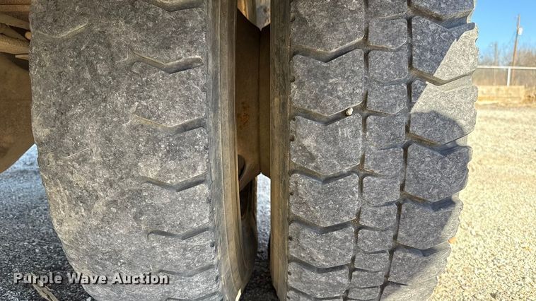 image for item ES5673 2005 International 7300 Crew Cab flatbed truck