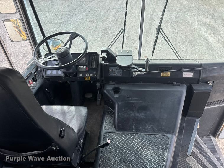 image for item ET4146 2003 Thomas Built Saf-T-Liner school bus