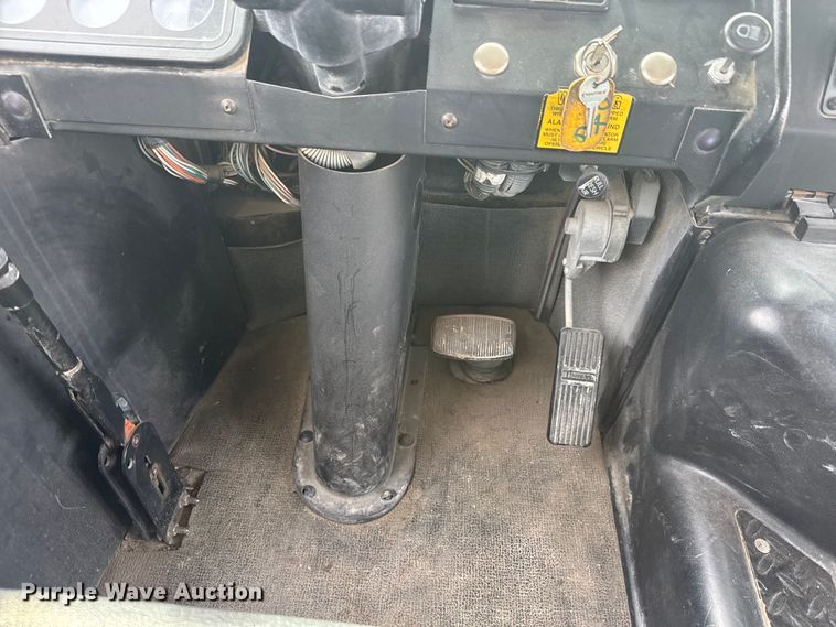 image for item ET4146 2003 Thomas Built Saf-T-Liner school bus